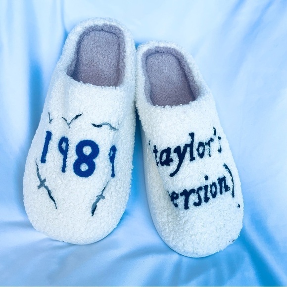 NWT 1989 Taylor's Version Fleece Slippers – Swiftie – Size US 8-8.5 - Picture 9 of 11